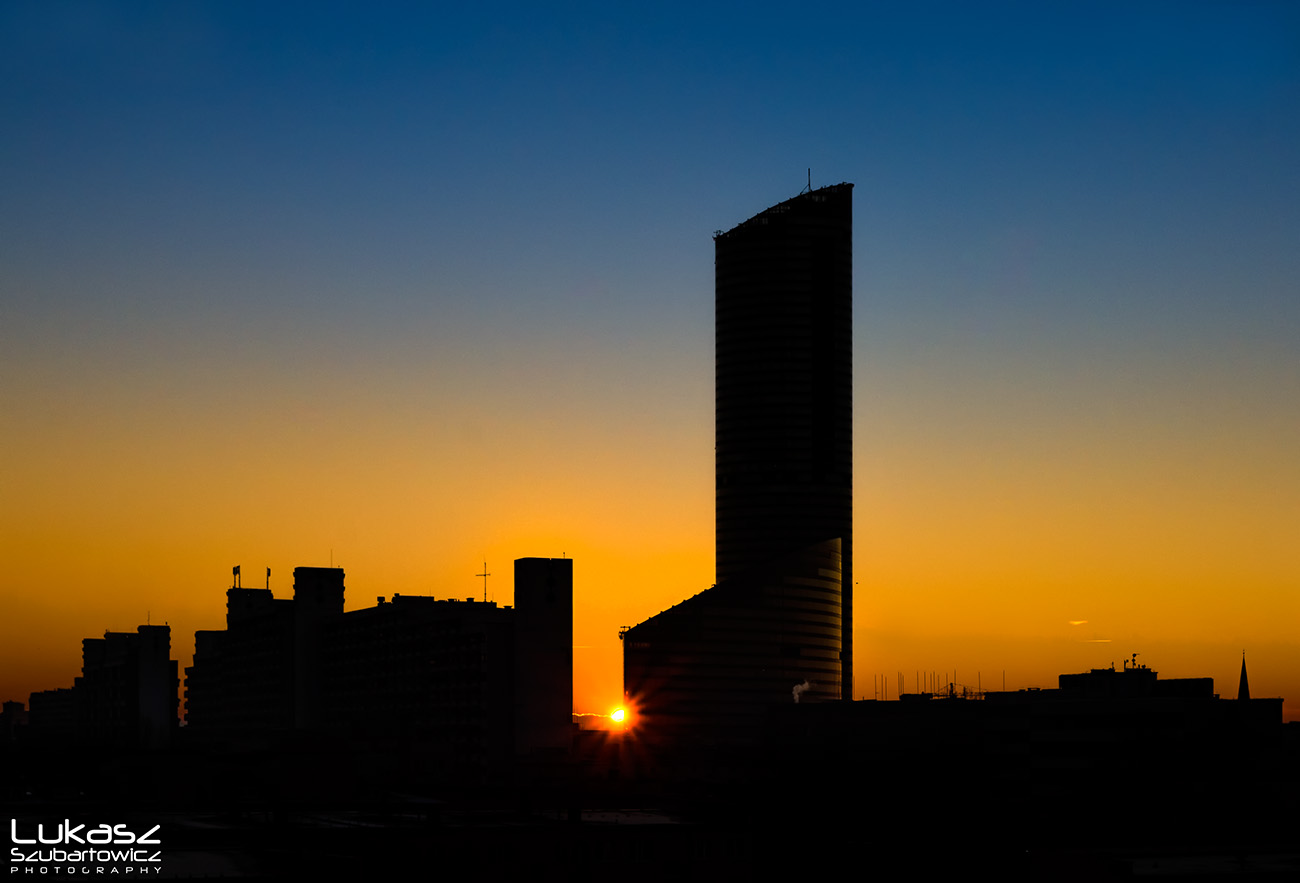 Sky Tower we Wrocławiu o zachodzie słońca
