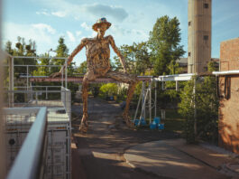 HUTA – nowa przestrzeń kulinarno-artystyczna we Wrocławiu. Zobacz ten industrialny klimat! Na zdjęciu wejście do beach baru Huta /Wojtek Nowak IG: @niepoklikam