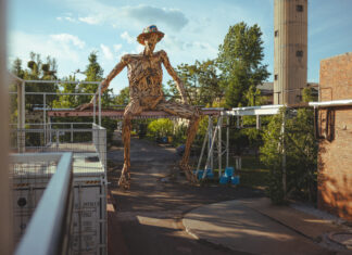 HUTA – nowa przestrzeń kulinarno-artystyczna we Wrocławiu. Zobacz ten industrialny klimat! Na zdjęciu wejście do beach baru Huta /Wojtek Nowak IG: @niepoklikam