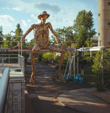 HUTA – nowa przestrzeń kulinarno-artystyczna we Wrocławiu. Zobacz ten industrialny klimat! Na zdjęciu wejście do beach baru Huta /Wojtek Nowak IG: @niepoklikam