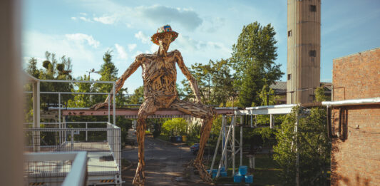 HUTA – nowa przestrzeń kulinarno-artystyczna we Wrocławiu. Zobacz ten industrialny klimat! Na zdjęciu wejście do beach baru Huta /Wojtek Nowak IG: @niepoklikam