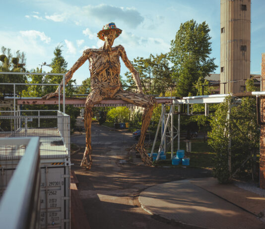 HUTA – nowa przestrzeń kulinarno-artystyczna we Wrocławiu. Zobacz ten industrialny klimat! Na zdjęciu wejście do beach baru Huta /Wojtek Nowak IG: @niepoklikam