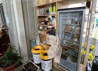 Na Targowisku przy ul. Niedźwiedziej uruchomiono lodówkę do dzielenia się jedzeniem, regał do wymiany książek i doniczek