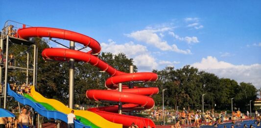 Wrocław: 1 czerwca dzieci pływają za darmo. Otwarcie sezonu letniego na wrocławskich basenach i kąpieliskach