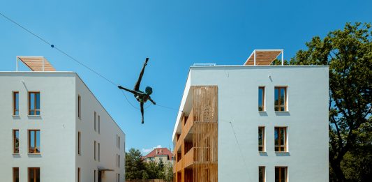 Nietypowa rzeźba na wrocławskim osiedlu. Musisz to zobaczyć!