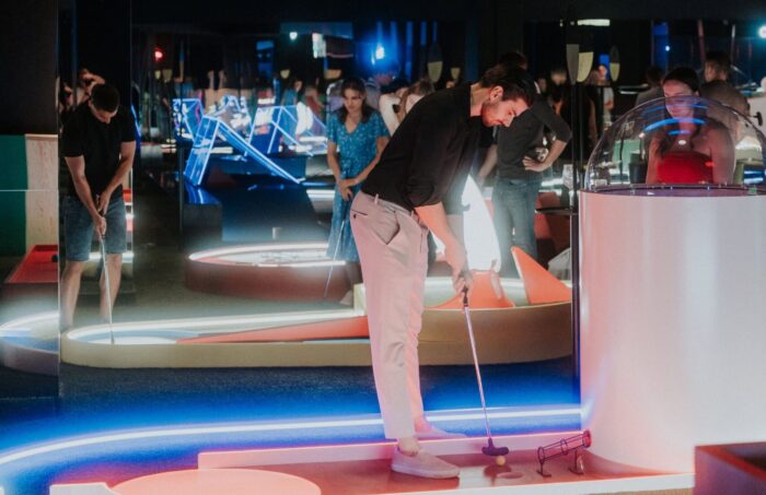 Na zdjęciu mini golf w barze Zagrywki