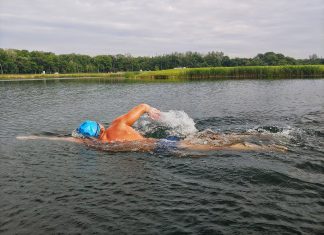 Wrocławianin chce pobić rekord świata. Płynie 170km wpław bez snu i przerw!