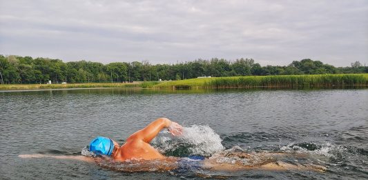 Wrocławianin chce pobić rekord świata. Płynie 170km wpław bez snu i przerw!