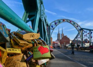Remont Mostu Tumskiego już w piątek! To ostatnia chwila, żeby zabrać swoją kłódkę Na zdjęciu kłódki na Moście Tumskim