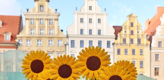 Na wrocławskim Rynku pojawiły się słoneczniki z klocków LEGO! Dzień Życzliwości 2020