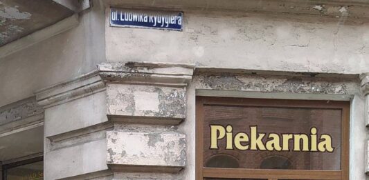 Pan Andrzej prowadzi piekarnię od 1974r. Przez pandemię mógł zamknąć biznes, ale mieszkańcy ruszyli z pomocą