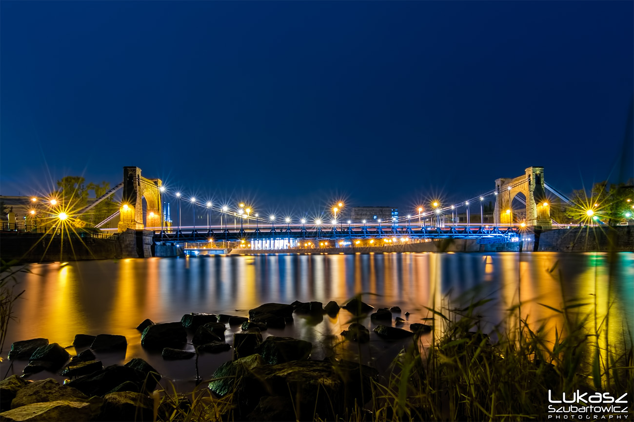 Most Grunwaldzki z perspektywy lustra Odry