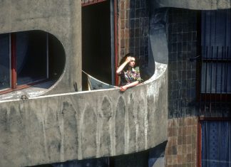 Kim jest tajemnicza kobieta ze słynnego zdjęcia z wrocławskiego Manahattanu? Trwają poszukiwania