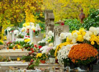 Wyszukiwarka Grobów we Wrocławiu. Znajdź grób bliskiej osoby przez internet Na zdjęciu grób na jednym z cmenatrzy