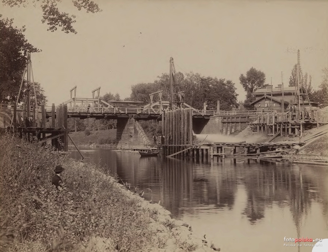 1895 rok. Drewniany Most Zwierzyniecki w trakcie rozbiórki, widok w kierunku północnym źródło: Mmaciek dla fotopolska.eu