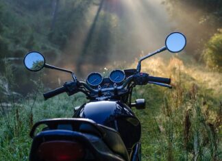 Jakie akcesoria powinny znaleźć się w każdym sklepie motocyklowym? Tych produktów nie może tam zabraknąć!