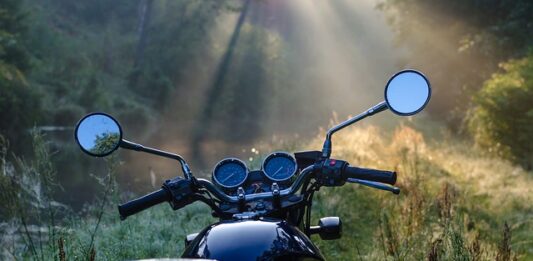 Jakie akcesoria powinny znaleźć się w każdym sklepie motocyklowym? Tych produktów nie może tam zabraknąć!