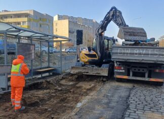 Zatoki autobusowe i perony – kolejny etap prac remontowych na ulicy Kozanowskiej