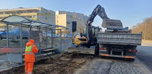 Zatoki autobusowe i perony – kolejny etap prac remontowych na ulicy Kozanowskiej