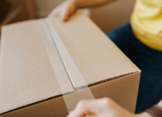 Twoja paczka do Niemiec nie musi być droga. Sprawdź gdzie szukać oszczędności Na zdjęciu paczka zaklejana taśmą