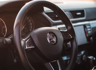 Rodzaje samochodów hybrydowych – co warto wiedzieć przed zakupem? Na zdjęciu kierownica /Źródło: unsplash.com Licencja: https://unsplash.com/license