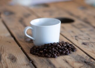 Dlaczego filiżanki z logo to idealny prezent w biznesie?