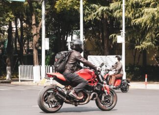 Jesienna jazda motocyklem – akcesoria, które sprawdzą się na wrocławskich drogach