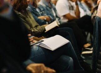 Jak zorganizować konferencję we Wrocławiu? Praktyczny plan od wyboru miejsca po obsługę uczestników