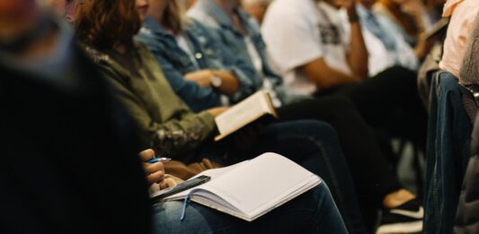 Jak zorganizować konferencję we Wrocławiu? Praktyczny plan od wyboru miejsca po obsługę uczestników