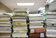 Organizacja domowego i firmowego biura: Jak wybrać papier, który chroni drukarkę i portfel?