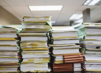 Organizacja domowego i firmowego biura: Jak wybrać papier, który chroni drukarkę i portfel?