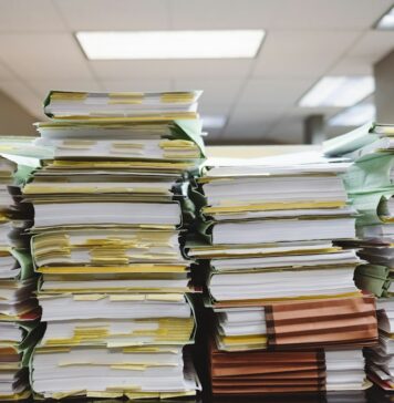 Organizacja domowego i firmowego biura: Jak wybrać papier, który chroni drukarkę i portfel?