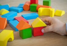 Klocki drewniane czy plastikowe – które wybrać dla małego dziecka?