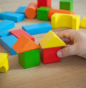 Klocki drewniane czy plastikowe – które wybrać dla małego dziecka?
