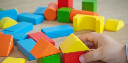 Klocki drewniane czy plastikowe – które wybrać dla małego dziecka?