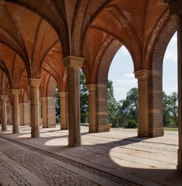 Tajemnicze miejsca na Dolnym Śląsku, które musisz odwiedzić! Na zdjęciu Pałac Marianny Orańskiej w Kamieńcu Ząbkowickim