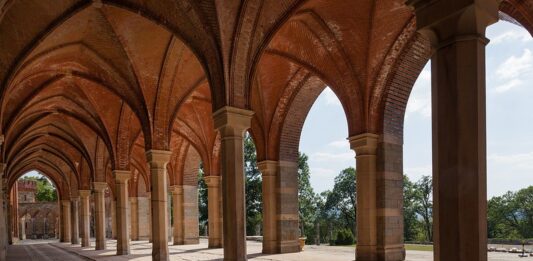 Tajemnicze miejsca na Dolnym Śląsku, które musisz odwiedzić! Na zdjęciu Pałac Marianny Orańskiej w Kamieńcu Ząbkowickim