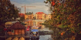 Kajakiem po Odrze? Czemu nie! Sprawdź, gdzie wypożczysz kajak we Wrocławiu Na zdjęciu jedna z przystani we Wrocławiu /Tomasz Zacharow