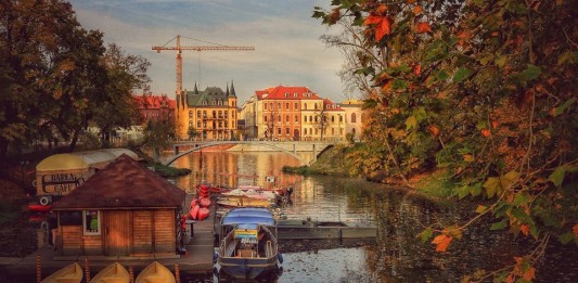 Kajakiem po Odrze? Czemu nie! Sprawdź, gdzie wypożczysz kajak we Wrocławiu Na zdjęciu jedna z przystani we Wrocławiu /Tomasz Zacharow