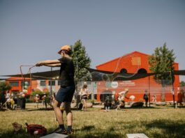 Szukasz pomysłu na rodzinny wakacyjny wypad? Sprawdź Dolinę Baryczy! Na zdjęciu dziecko puszczające bańki