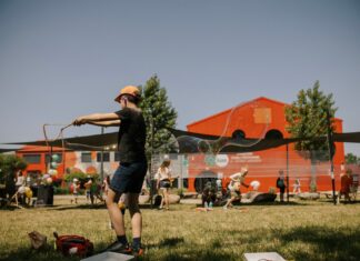Szukasz pomysłu na rodzinny wakacyjny wypad? Sprawdź Dolinę Baryczy! Na zdjęciu dziecko puszczające bańki