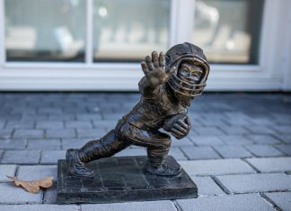 Na Stadionie Olimpijskim odsłonięto krasnala futbolistę!