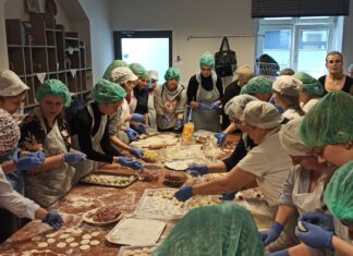 Wrocław: Lepią tysiące pierogów każdego dnia, żeby zebrać na pomoc dla Ukrainy