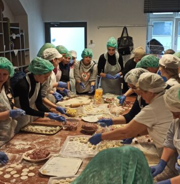 Wrocław: Lepią tysiące pierogów każdego dnia, żeby zebrać na pomoc dla Ukrainy