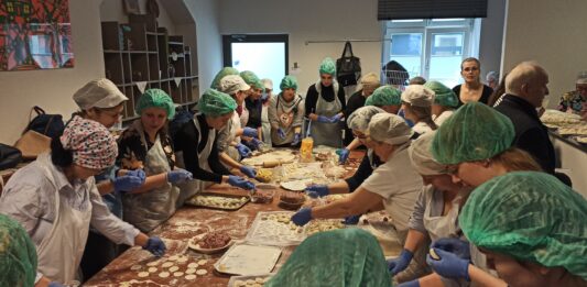 Wrocław: Lepią tysiące pierogów każdego dnia, żeby zebrać na pomoc dla Ukrainy