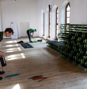 Wrocław: Na Dworcu Głównym PKP i w Galerii BWA powstała poczekalnia dla uchodźców. Noclegi i przestrzeń dla matek z dziećmi