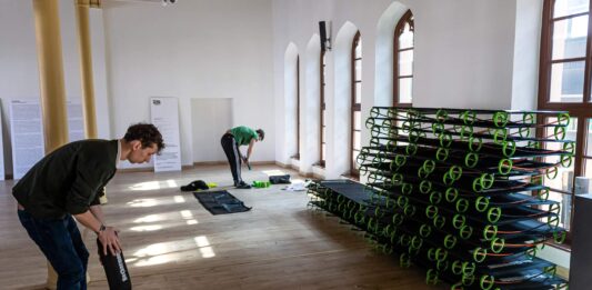 Wrocław: Na Dworcu Głównym PKP i w Galerii BWA powstała poczekalnia dla uchodźców. Noclegi i przestrzeń dla matek z dziećmi