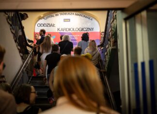 Wrocław: Tłumy na otwarciu Przeglądu Sztuki Survival w dawnym szpitalu przy Traugutta!