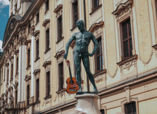 Wrocławski Szermierz dostał gitarę – już w niedzielę 20. edycja Gitarowego Rekordu Świata!