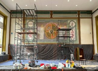 Wrocław: Podczas remontu liceum odkryto ścienne malowidło z herbem miasta! Trwają prace konserwatorskie